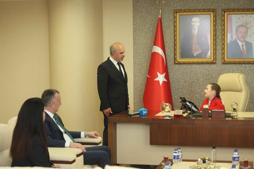 Tahir Büyükakın geleneği bozmadı: Çocuk Bayramı’nda başkan Damla oldu - Resim : 2