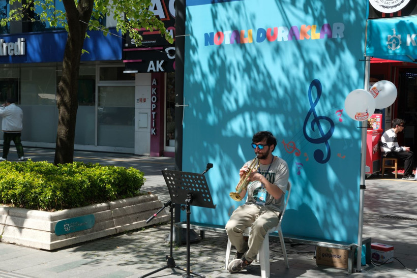 Cumhuriyet Bulvarı’nda renkli sürpriz! ''Notalı Duraklar'' çocukları karşıladı - Resim : 1