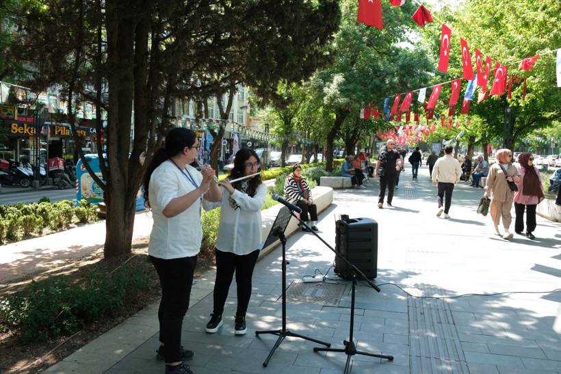 Cumhuriyet Bulvarı’nda renkli sürpriz! ''Notalı Duraklar'' çocukları karşıladı - Resim : 3
