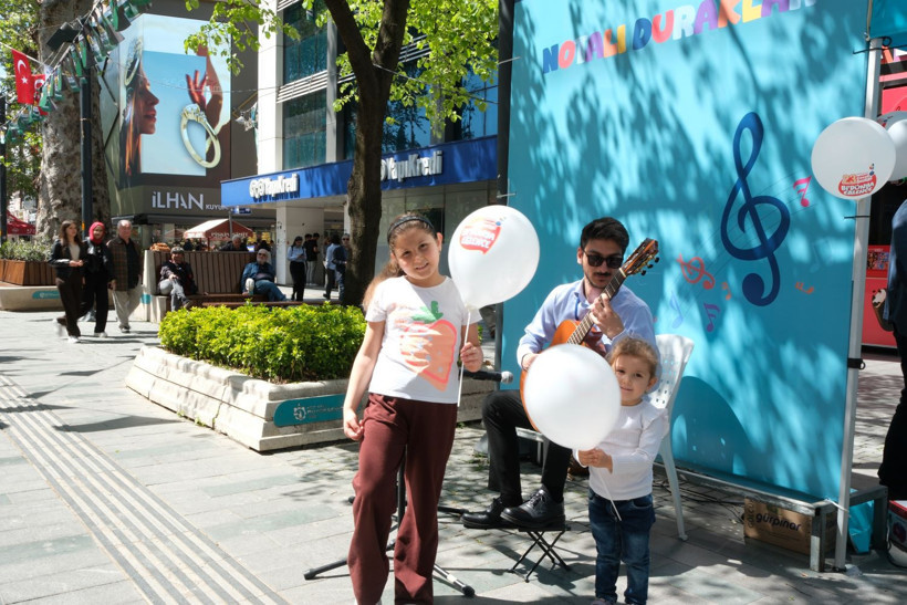 Cumhuriyet Bulvarı’nda renkli sürpriz! ''Notalı Duraklar'' çocukları karşıladı - Resim : 2