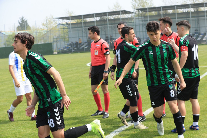 Kocaelispor - Belediye Derincespor U-19 maçının fotoğrafları - Resim: 18