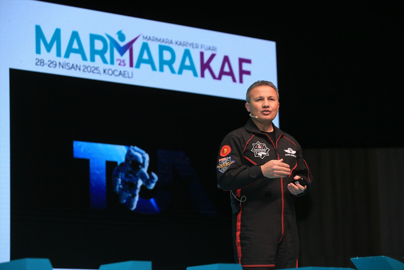 Türkiye'nin ilk astronotu Alper Gezeravcı, Marmara Kariyer Fuarı'nda öğrencilerle buluştu - Resim : 1