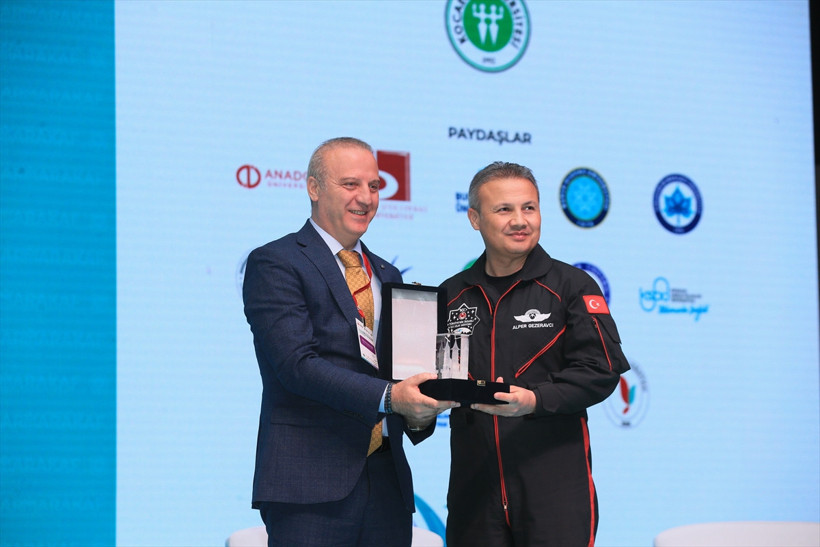 Türkiye'nin ilk astronotu Alper Gezeravcı, Marmara Kariyer Fuarı'nda öğrencilerle buluştu - Resim : 2