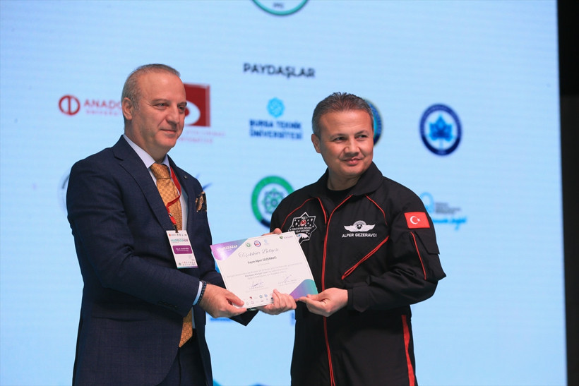 Türkiye'nin ilk astronotu Alper Gezeravcı, Marmara Kariyer Fuarı'nda öğrencilerle buluştu - Resim : 3