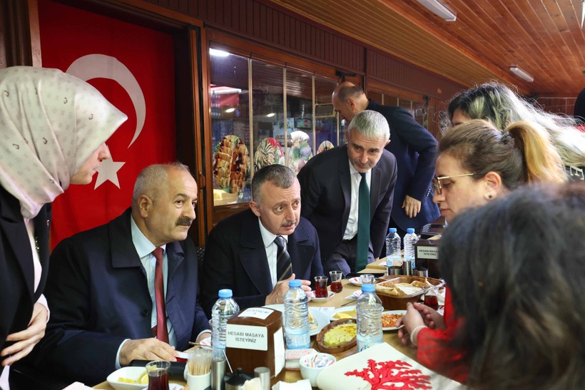 Tahir Büyükakın, Gebze’de kadın esnaflarla buluştu - Resim : 1
