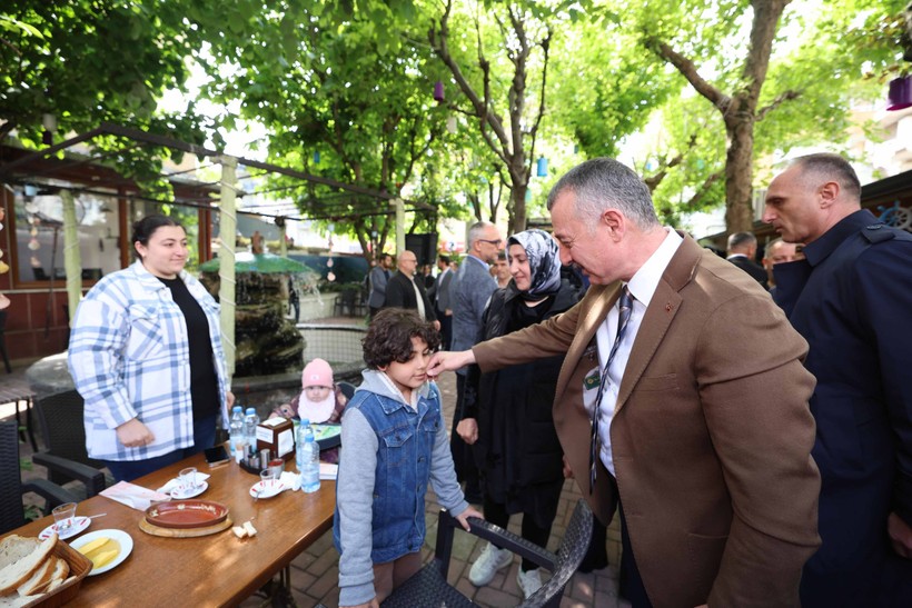 Tahir Büyükakın, Gebze’de kadın esnaflarla buluştu - Resim : 3