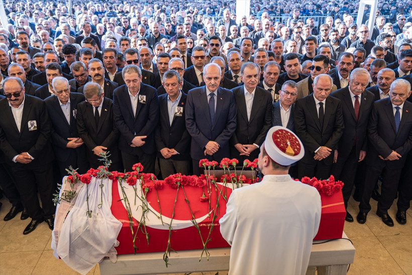 Sırrı Süreyya Önder, son yolculuğuna uğurlandı - Resim : 1