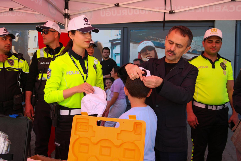 Vatandaşlar bilgilendirildi... İlhami Aktaş, Trafik Haftası etkinliğine katıldı - Resim : 3