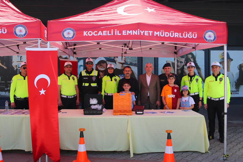 Vatandaşlar bilgilendirildi... İlhami Aktaş, Trafik Haftası etkinliğine katıldı - Resim : 1