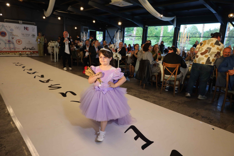 Özel çocuklar podyumda ışıldadı - Resim : 1