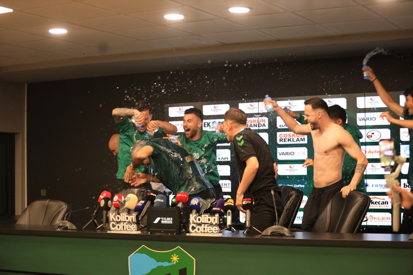 Kocaelisporlu futbolcular basın toplantısını bastı! - Resim : 2