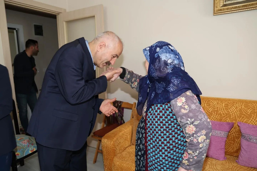 Zinnur Büyükgöz'den şehit annesi Fatma Şahin'e ziyaret - Resim : 2