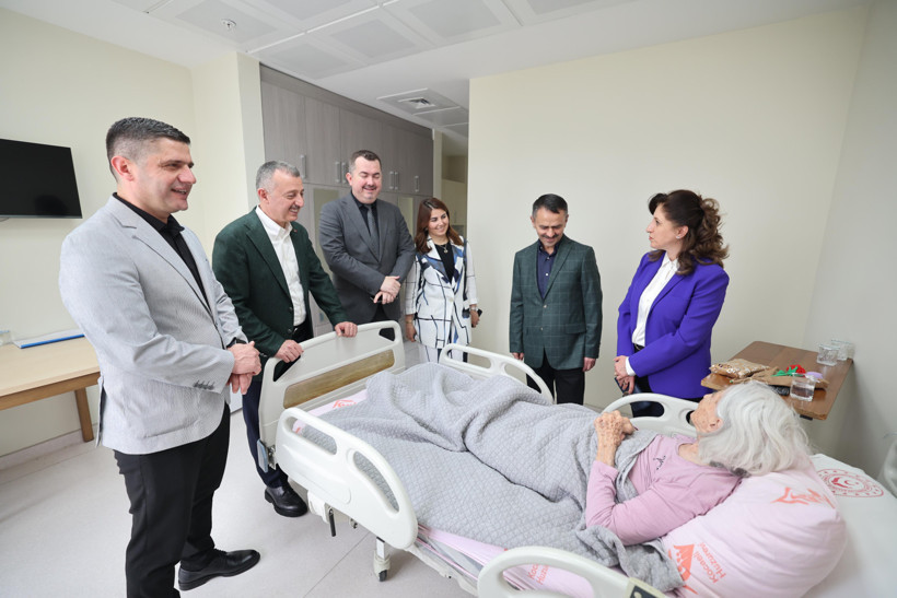 Tahir Büyükakın, Anneler Günü'nde şehit ailesi ve huzurevini ziyaret etti - Resim : 3