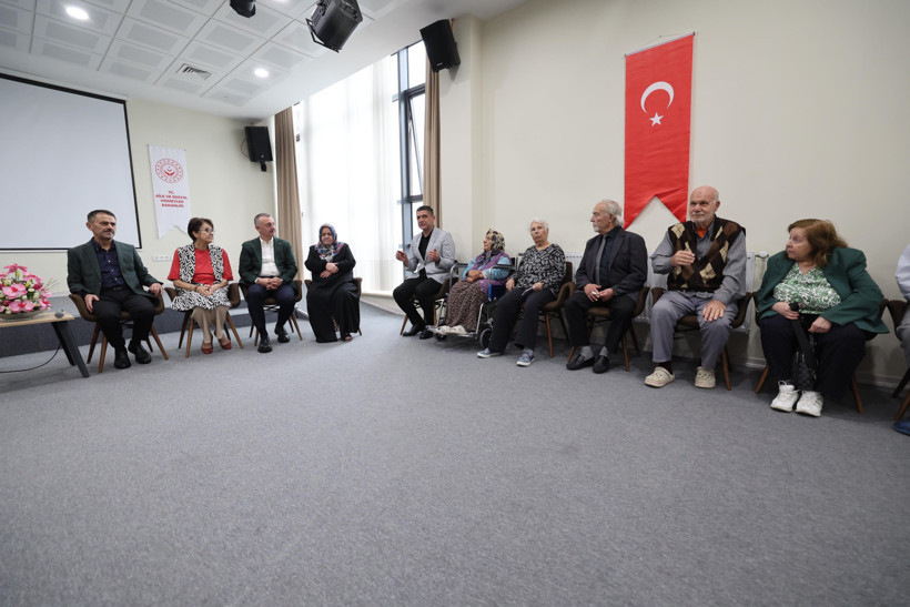 Tahir Büyükakın, Anneler Günü'nde şehit ailesi ve huzurevini ziyaret etti - Resim : 1