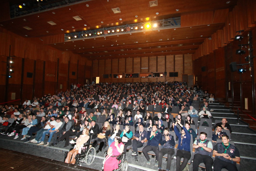 Özel bireyler tiyatro oyunda hünerlerini sergilediler - Resim : 2