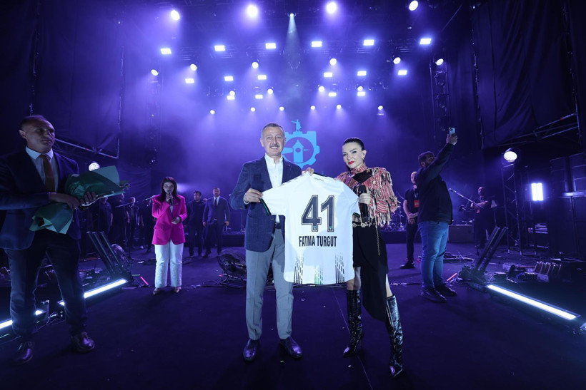 19 Mayıs’ta da Kocaelispor unutulmadı: Büyükakın forma verdi, Fatma Turgut kutladı - Resim : 1