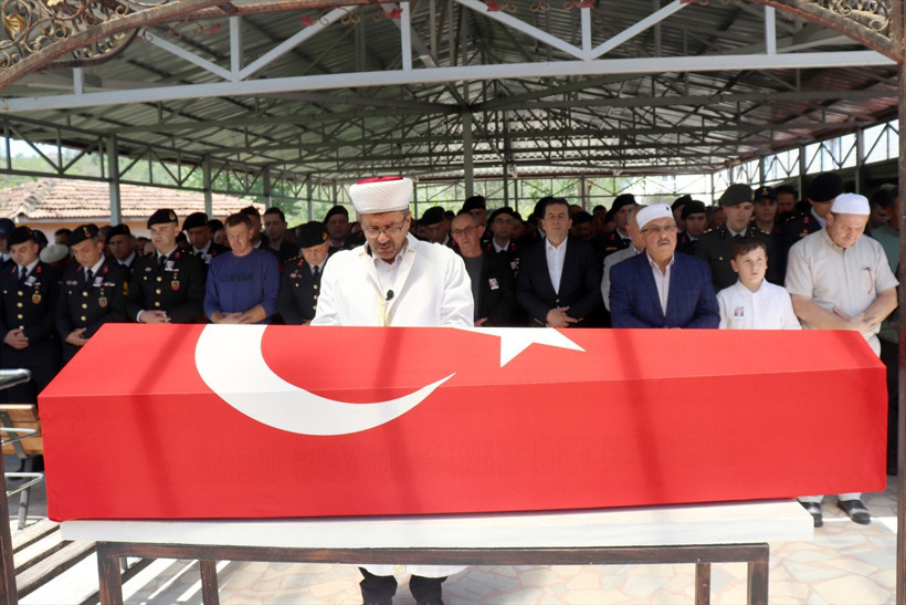 Derede boğulan astsubay son yolculuğuna uğurlandı - Resim : 1