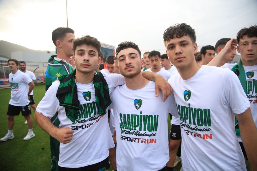 Kocaelispor U-19’da büyük coşku… Şampiyonluk bizim kupa bizim! Foto Galeri - Resim: 22