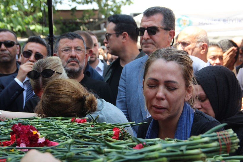 Özgür Özel, Ferdi Zeyrek’in sevdiği Deniz Baykal anısıyla ağladı - Resim: 2