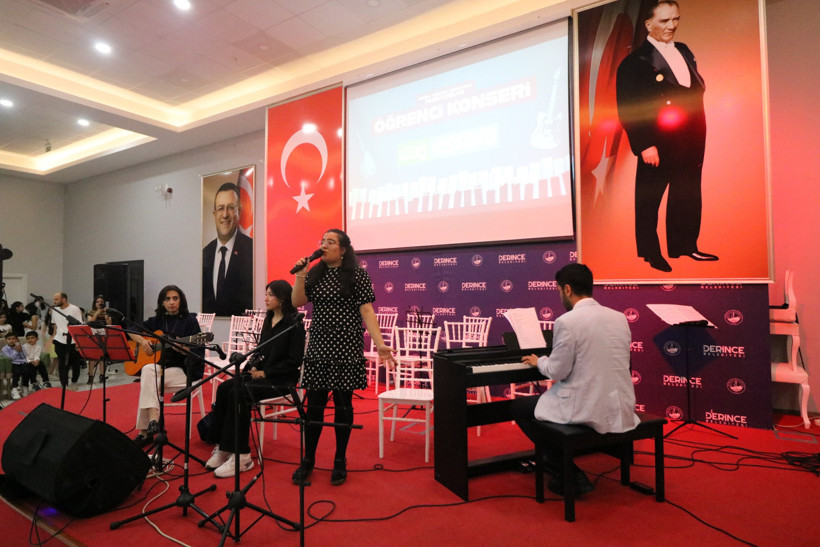 Müzik kurslarında eğitim alan gençler sahne aldı - Resim : 2
