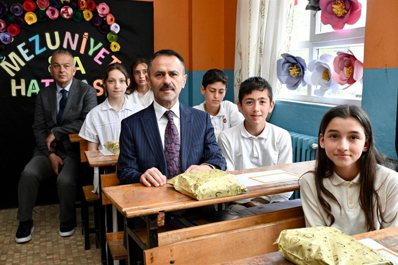 İlhami Aktaş, öğrencilerin karne heyecanını paylaştı - Resim : 1