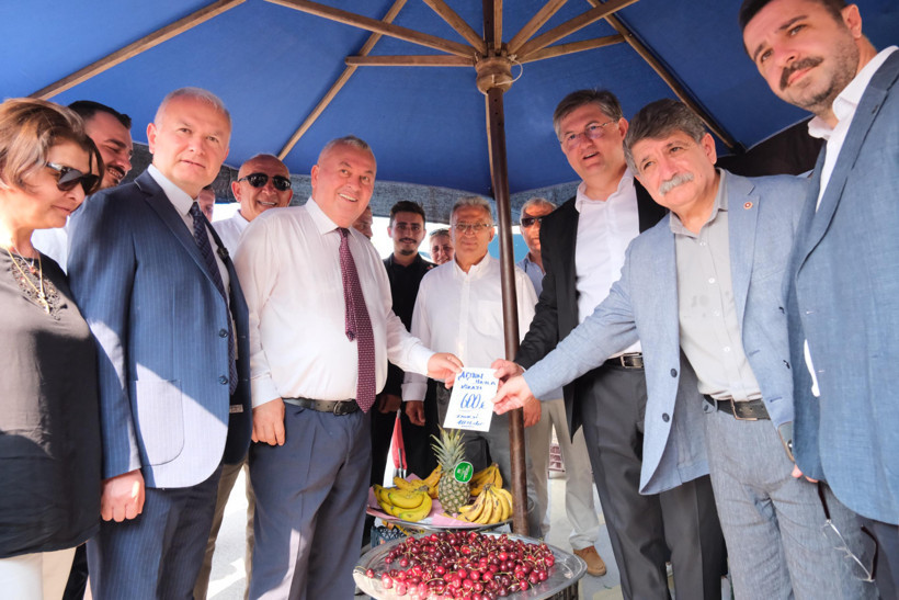 Milletvekillerinden Karamürsel'de kiraz pozu! Kilosu 600 tanesi 10 lira! - Resim : 1
