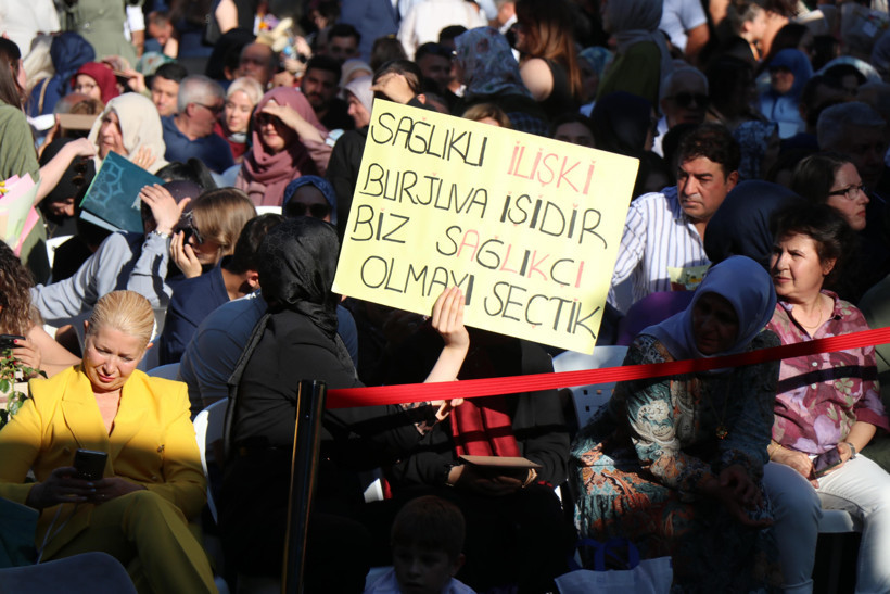Mezuniyet törenine damga vurdular... Anne-kız aynı anda mezun oldu - Resim : 3