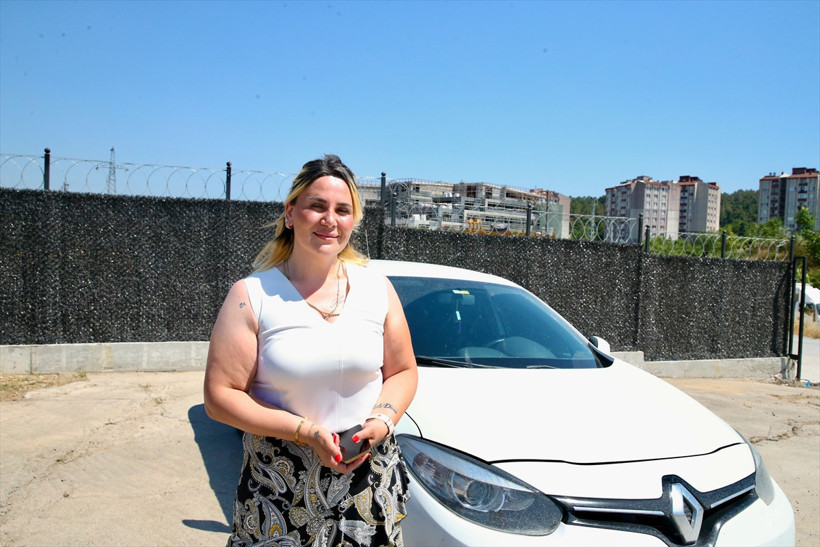 Otomobile öyle bir şey girdi ki… Kadın sürücü korkudan ne yapacağını bilemedi! - Resim : 1