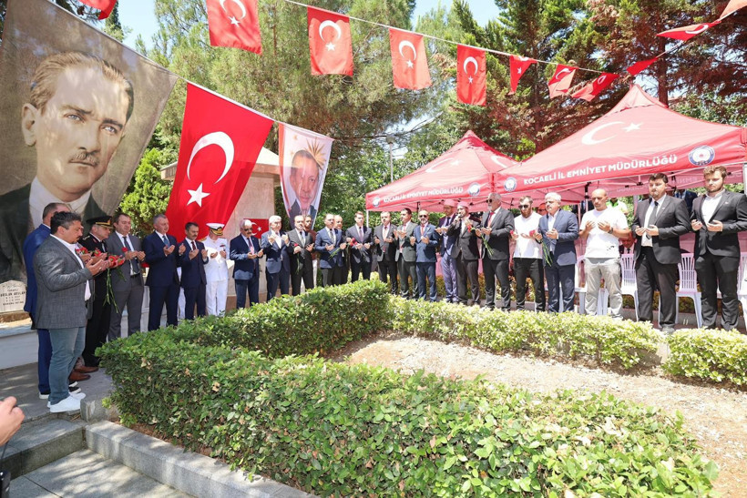 15 Temmuz’da şehitler unutulmadı: İlhami Aktaş ve Tahir Büyükakın, dua okudu, karanfil bıraktı - Resim : 3
