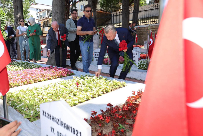 15 Temmuz’da şehitler unutulmadı: İlhami Aktaş ve Tahir Büyükakın, dua okudu, karanfil bıraktı - Resim : 2
