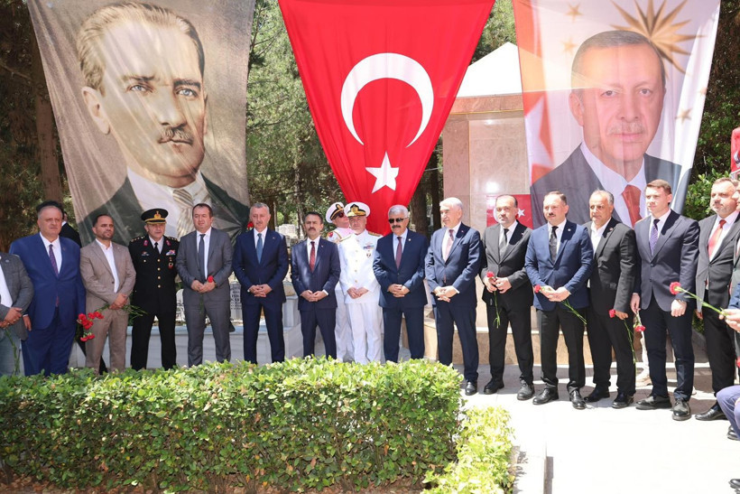 15 Temmuz’da şehitler unutulmadı: İlhami Aktaş ve Tahir Büyükakın, dua okudu, karanfil bıraktı - Resim : 1