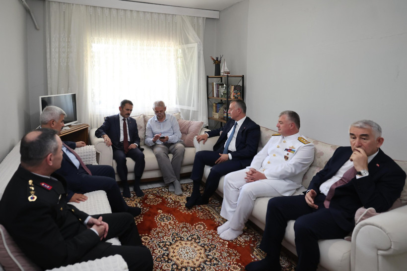 Şehit ve gazi yakınlarına; Anlamlı günde anlamlı ziyaretler - Resim : 1