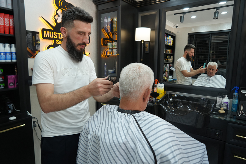 "Yapamazsın" diyenlere inat deniz altında tıraş etti! - Resim : 2