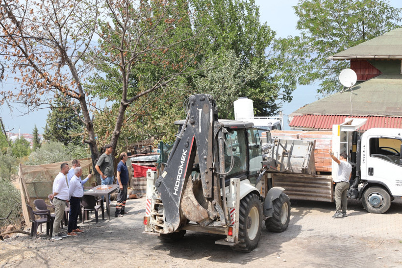 Ahmet Çalık'tan yangından etkilenen vatandaşa ziyaret - Resim : 2