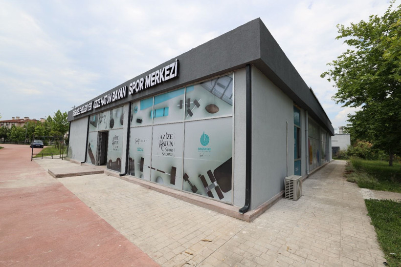 Kadınlar uzman eğitmenler eşliğinde güvenle spor yapıyor - Resim : 2