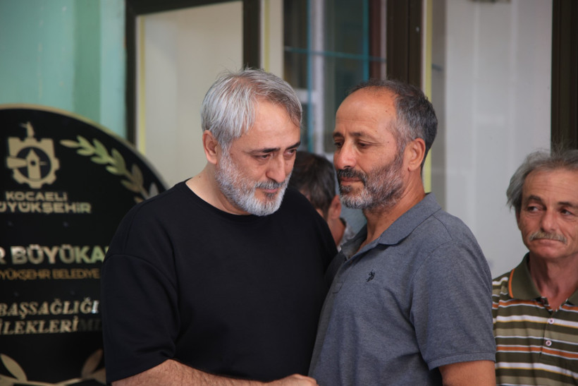 Murat Aydın, babasını son yolculuğuna uğurladı - Resim : 2