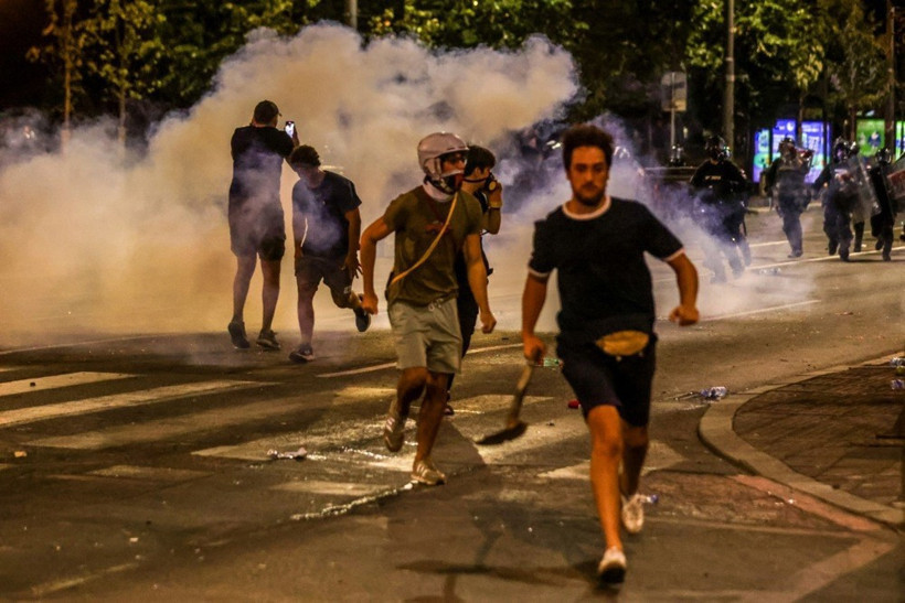 Sırbistan sokakları savaş alanına döndü! - Resim : 2