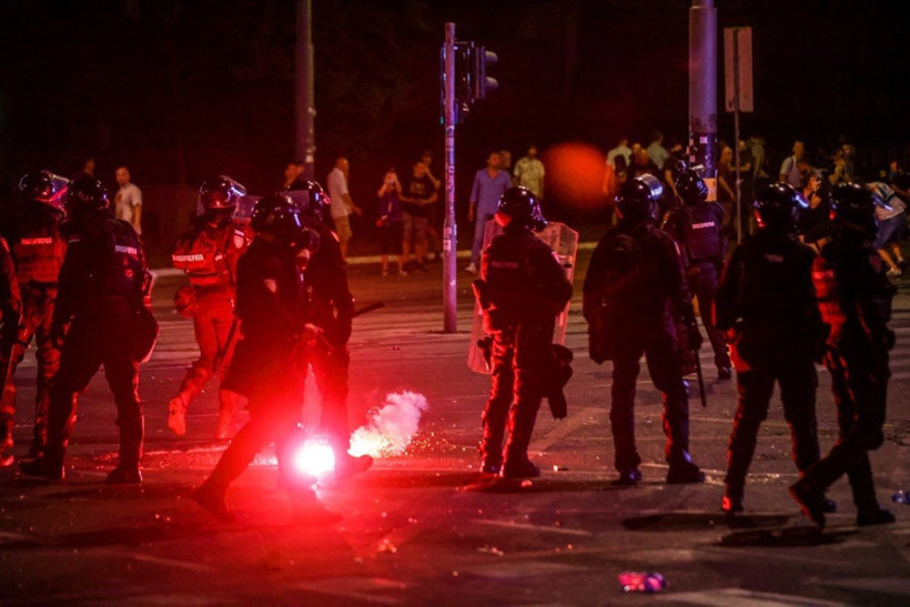 Sırbistan sokakları savaş alanına döndü! - Resim : 1