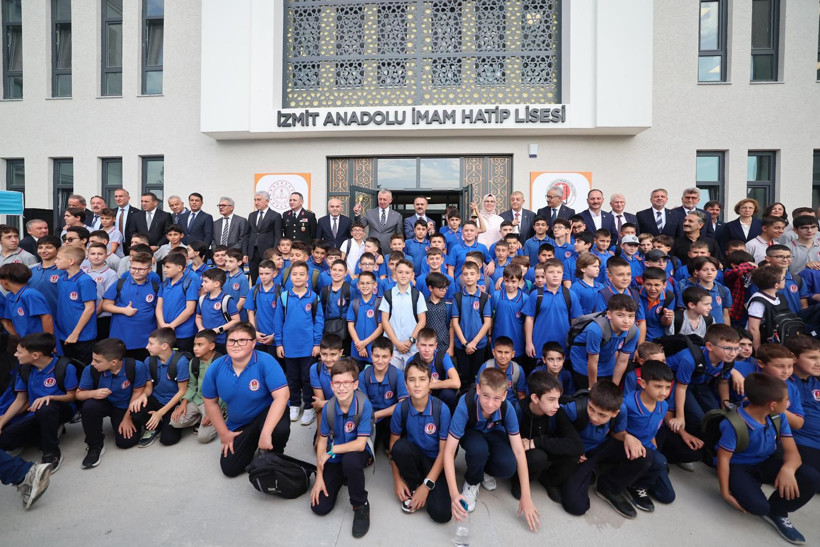 Yeni okullarda ilk ders zilini AK Partili vekiller çaldı - Resim : 3