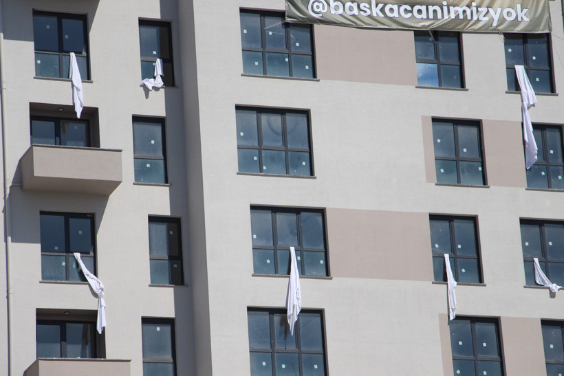 Acılı baba Kartalkaya faciasının sembolü çarşafları penceren sarkıttı - Resim : 2