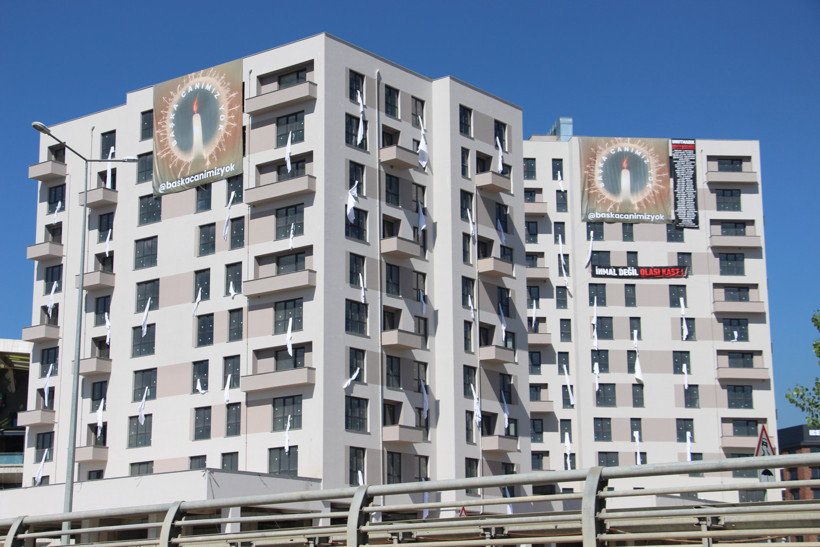 Acılı baba Kartalkaya faciasının sembolü çarşafları penceren sarkıttı - Resim : 1