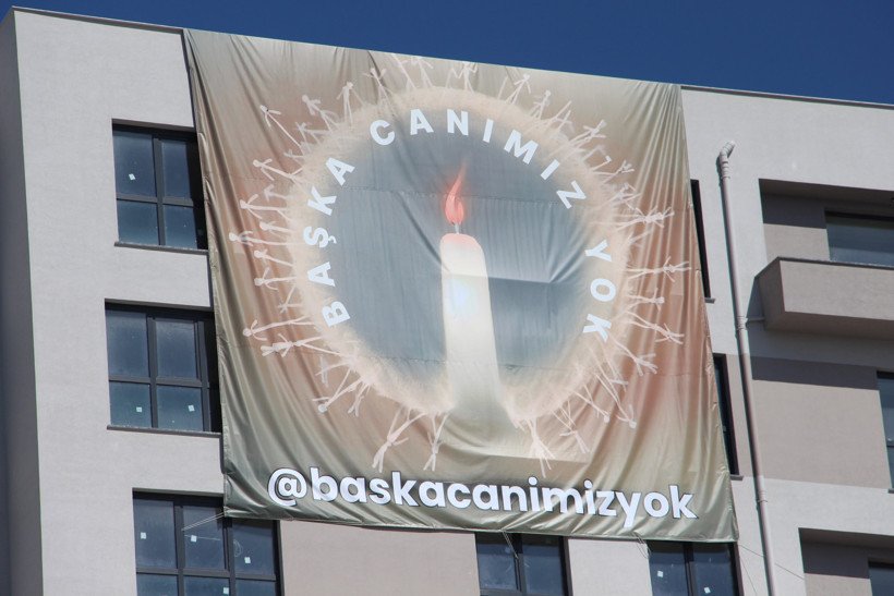 Acılı baba Kartalkaya faciasının sembolü çarşafları penceren sarkıttı - Resim : 4