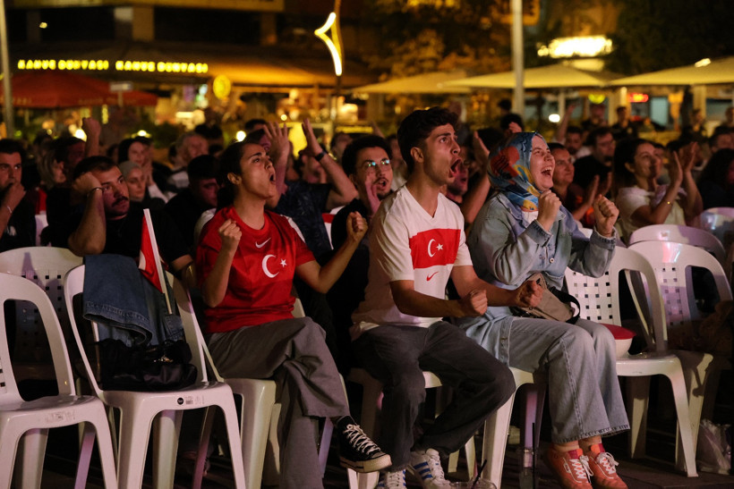 Kocaelililer, mili coşkuyu dev ekranda yaşadı; Ay-Yıldızlı coşku meydana sığmadı - Resim : 1