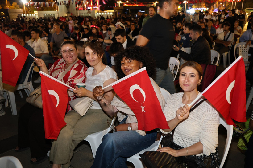 İzmit'te EuroBasket Final heyecanı... Kent Meydanı tribüne döndü - Resim : 6