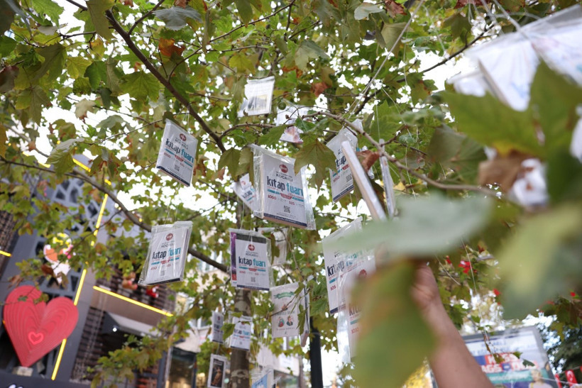 5 bin kitap toplandı; Kocaeli’de ağaçlar yeniden kitap açtı! - Resim: 15