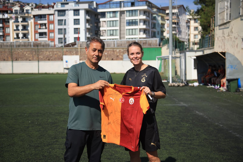 Öğrencisinden hocasına forma! - Resim : 2