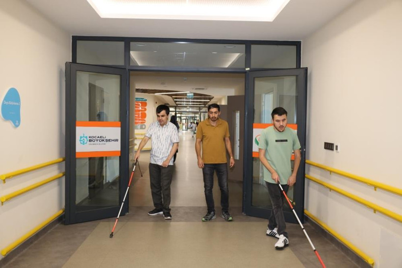 Görme engelli eğitmenden çağrı: Sarı çizgilerimizi işgal etmeyin - Resim : 1