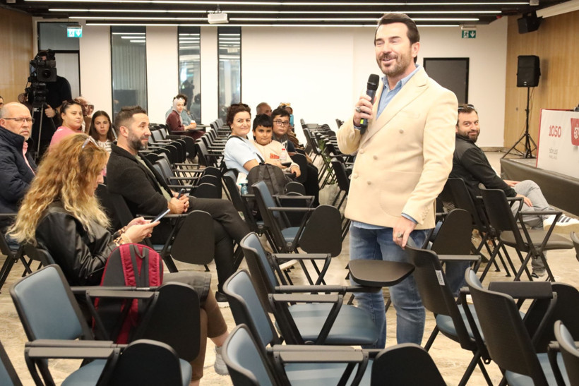 Uğur Arslan Kitap Fuarı'nda sevenleriyle buluştu - Resim : 1