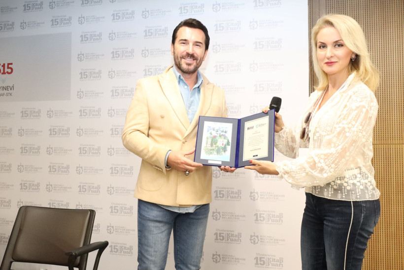 Uğur Arslan Kitap Fuarı'nda sevenleriyle buluştu - Resim : 2