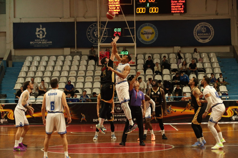 Kocaeli BŞB Kağıtspor, evinde istediği sonucu alamadı: 65-75 - Resim : 1